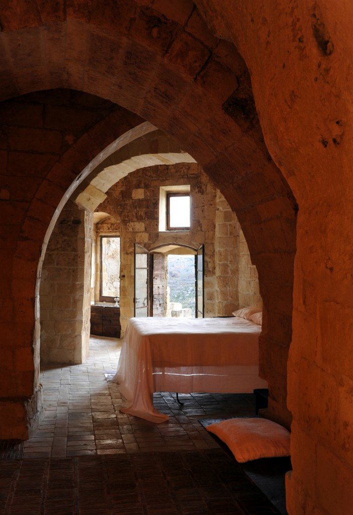 Hotel in the abandoned caves of Italy