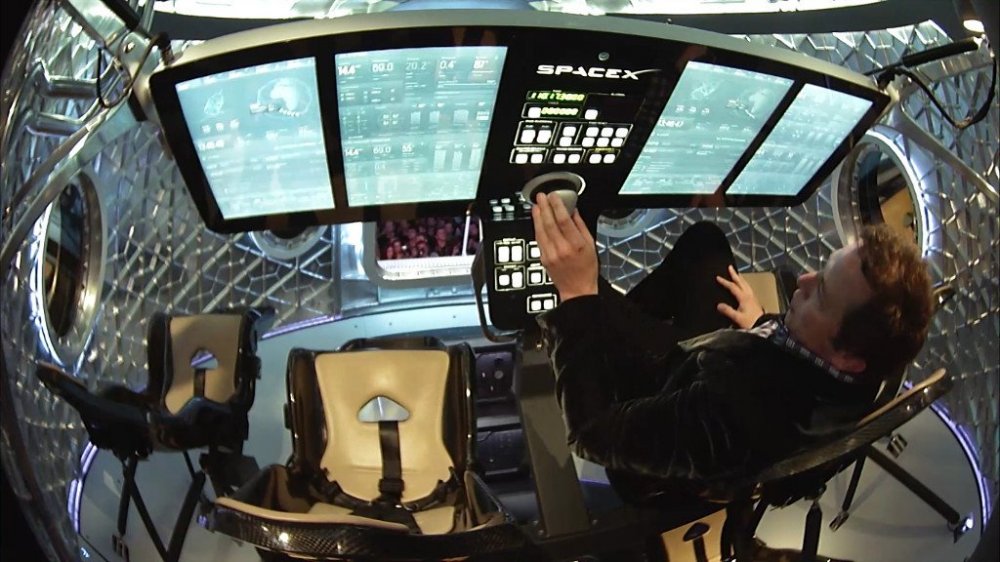 Passenger reusable spaceship Space X Dragon V2