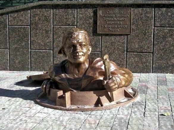 Памятники сантехнику, невидимке и стулу