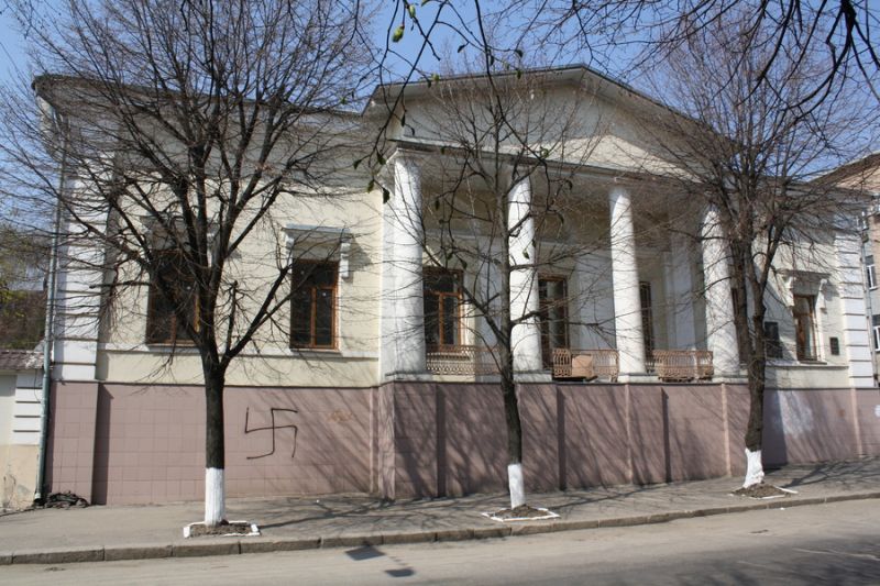 The main house of the manor of civil architecture The main house of the manor of civil architecture