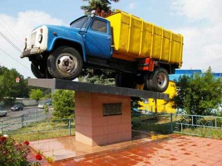 Памятник Мусоровозу