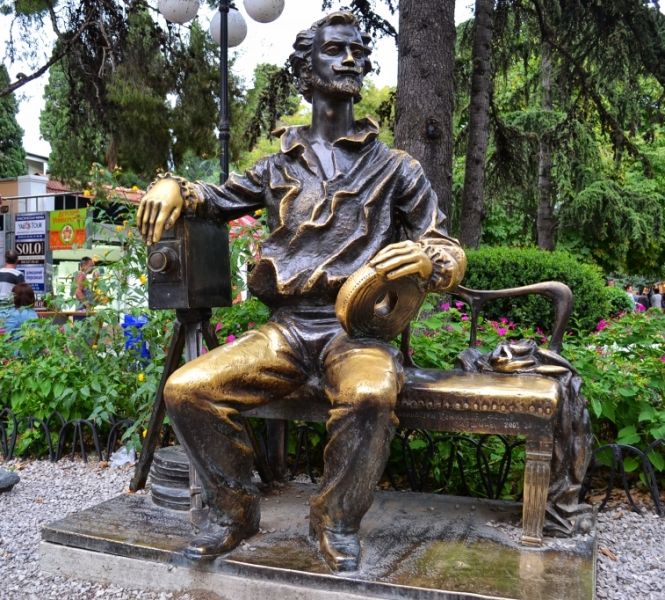 Monument to Khanzhonkov