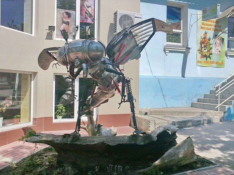 Monument of the Bird of Happiness of Dragonfly Monument of the Bird of Happiness of Dragonfly