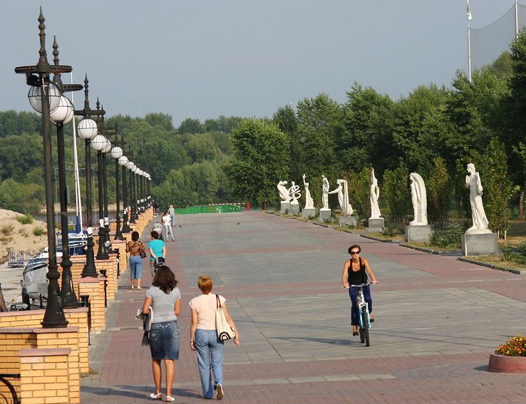 Alley of the Muses on Obolonskaya Embankment Аллея муз на Оболонской набережной