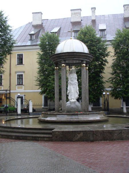 Фонтан зі Статуєю Пресвятої Діви Марії