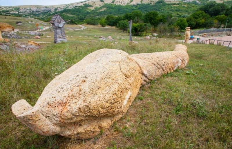 Казкова долина Червоних печер