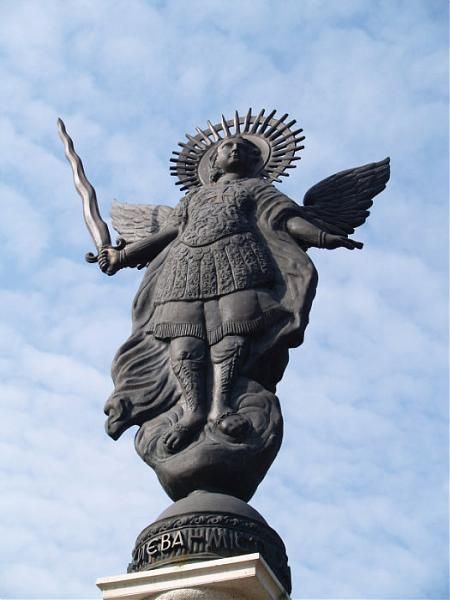 Скульптурное изображение Архангела Михаила