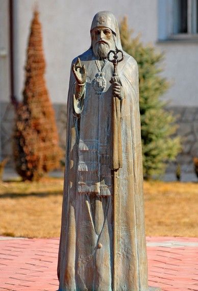 Monument to Peter the Grave in the territory of the Chechen State University. Petra Graves