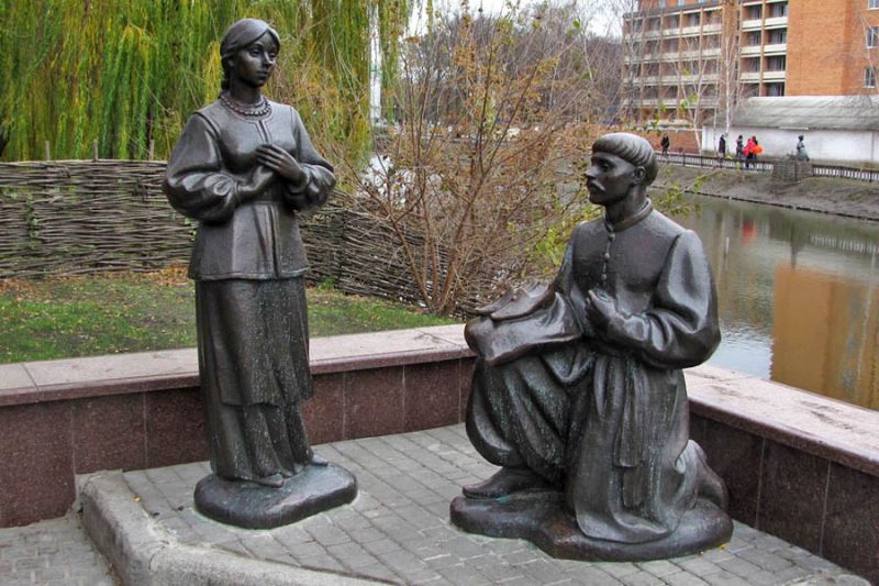 Monument to Gogol characters