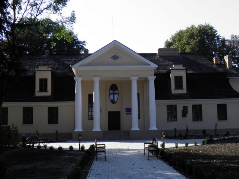 The Lipinsky Manor, The Entrepurses