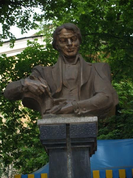 Monument to Grigory Kvitke-Osnovyanenko Памятник Григорию Квитке-Основьяненко