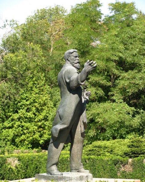Monumento a Lev Simirenko, Mliiev