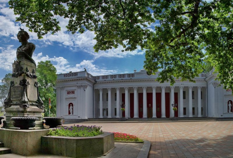 The Duma Square in Odessa is the pride of the townspeople and a favorite place for tourists to visit.It was founded in 1834, when the building of the commodity exchange was built in the Primorsky, earlier Nikolayevsky boulevard, where the City Hall is currently located .
