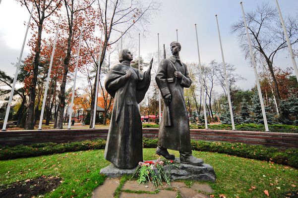 Скульптурная композиция Женщине Великой Отечественной войны