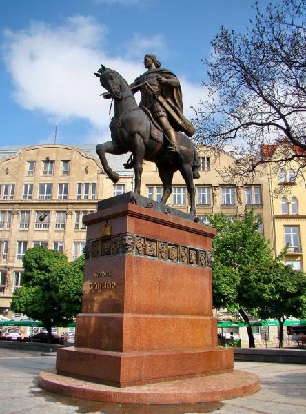 Пам'ятник королю Данилу Галицькому Памятник королю Данилу Галицкому