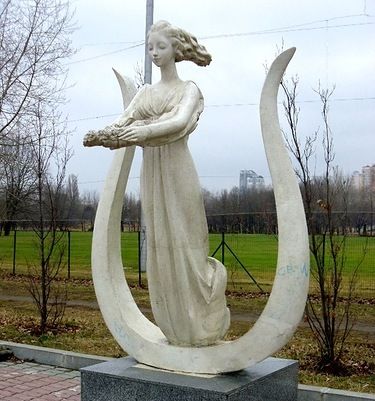 Alley of the Muses on Obolonskaya Embankment Аллея муз на Оболонской набережной