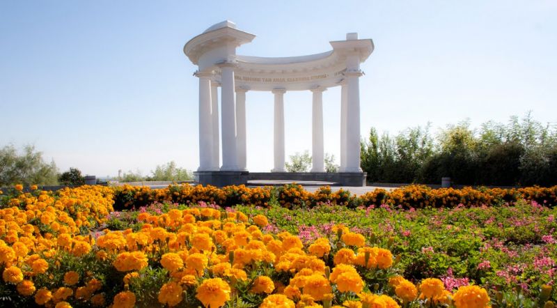 White arbor was opened during the celebration of the 200th anniversary of the Battle of Poltava in 1909.