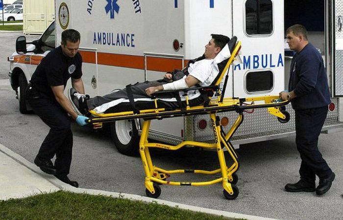 Gunshot wound: first aid. Gunshot wound: emergency medical care.