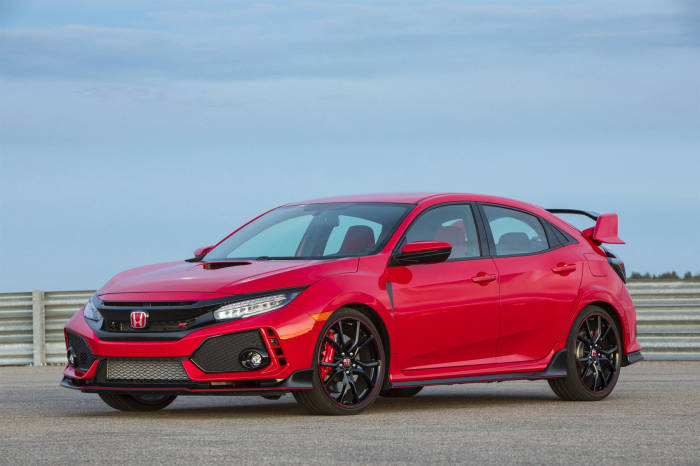Японский горячий хэтчбек Honda Civic Type R 2018 модельного года. | Фото: slashgear.com.