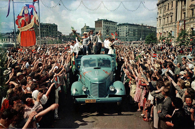 16 фотографий из разных стран, показывающих, каким был мир в 1957 году