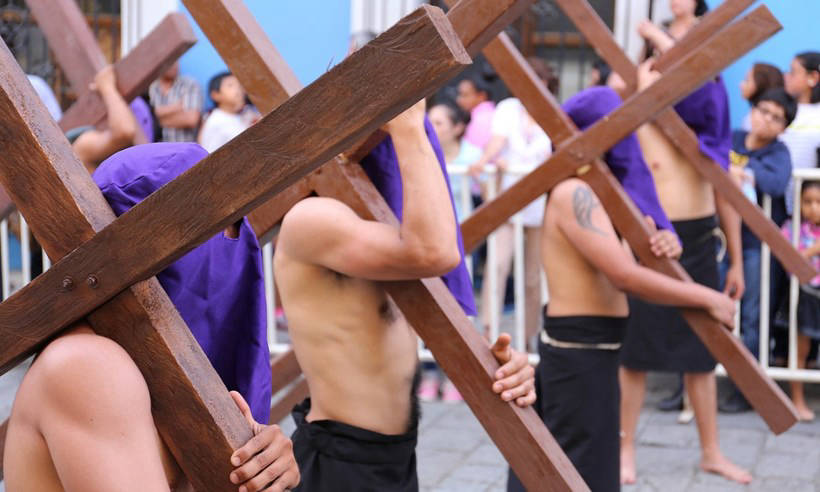 7 красочных, иногда пугающих пасхальных шествий со всего мира 