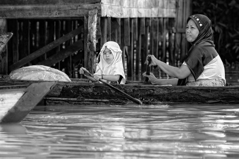 Очаровательные фото мам и их детей на индонезийских плавучих рынках
