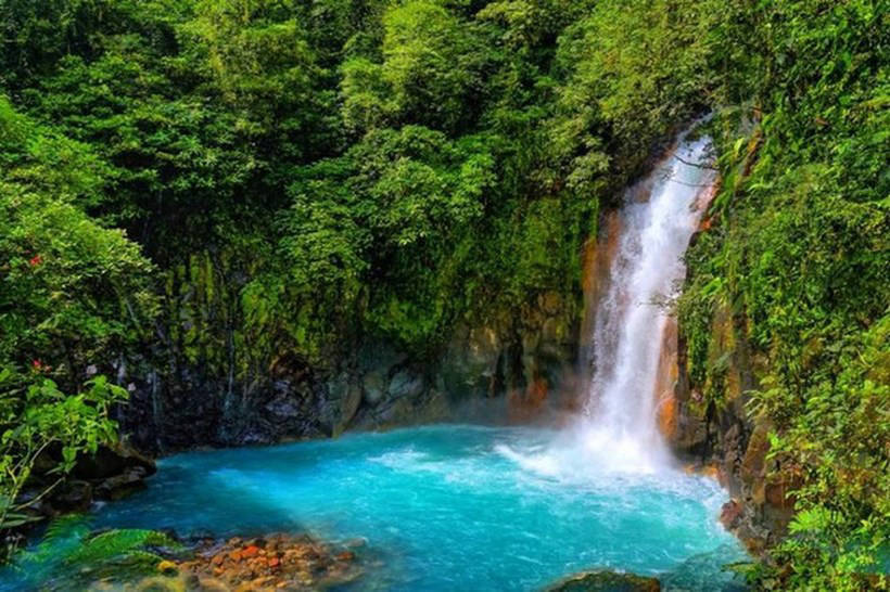 El río Río Celeste de color azul turquesa: hace poco que los científicos lograron descifrar el misterio de su color