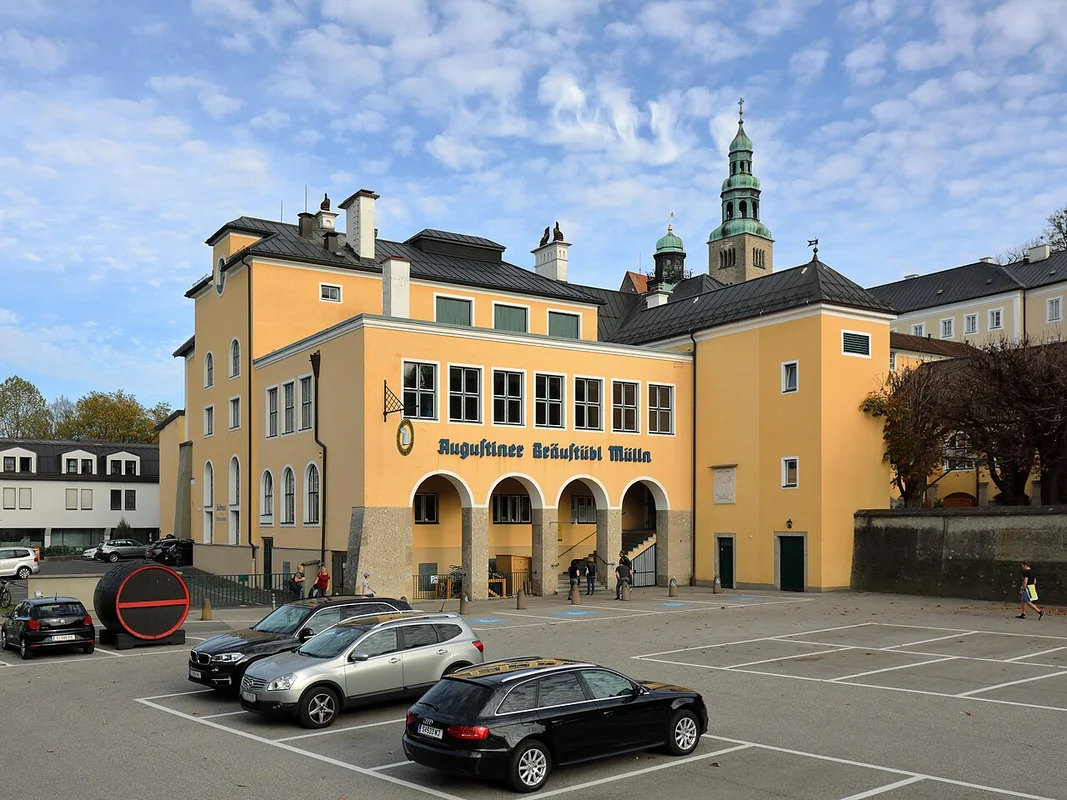 Интерьер пивоварни Augustiner Bräustübl у подножия Мёнхсберга в Зальцбурге