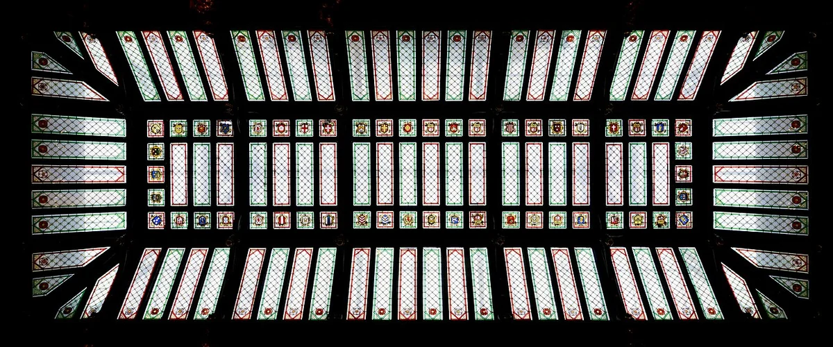 Интерьер музея моды МуМо с выставкой исторических платьев