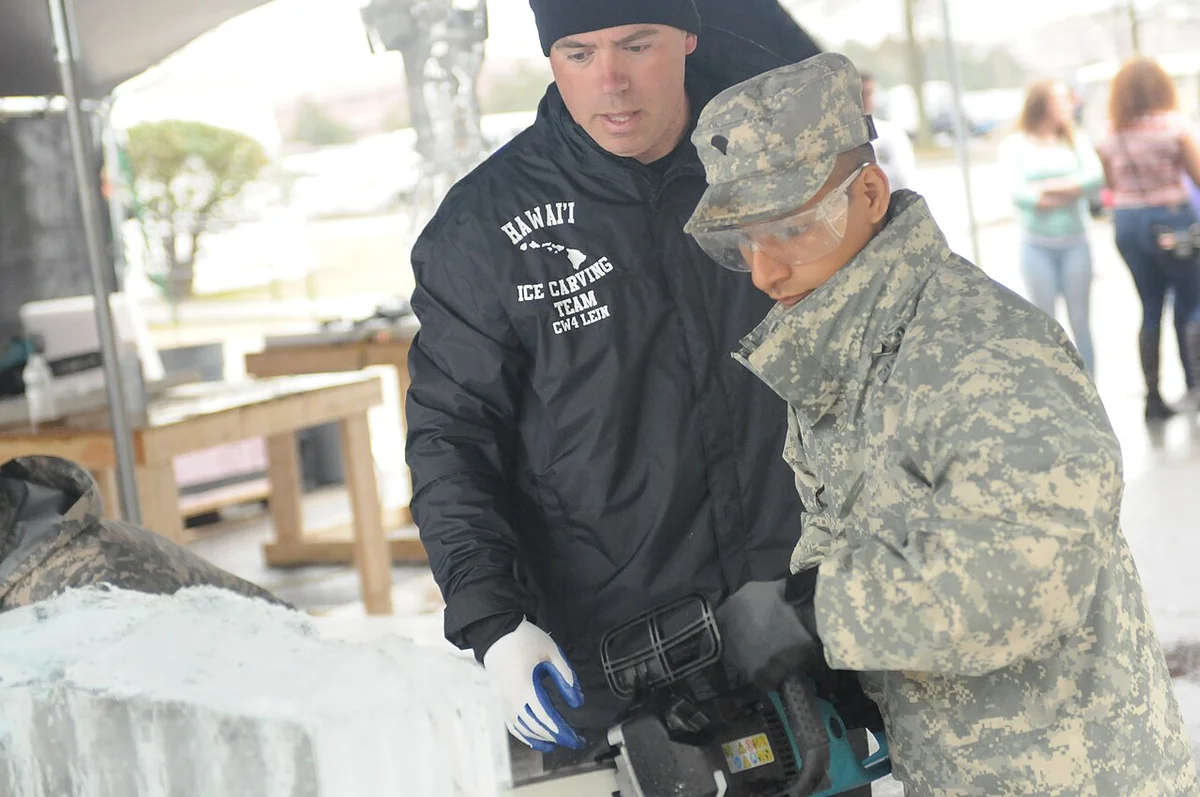 Красный трамвай, едущий по улице Антверпена в направлении Зют-Квартала