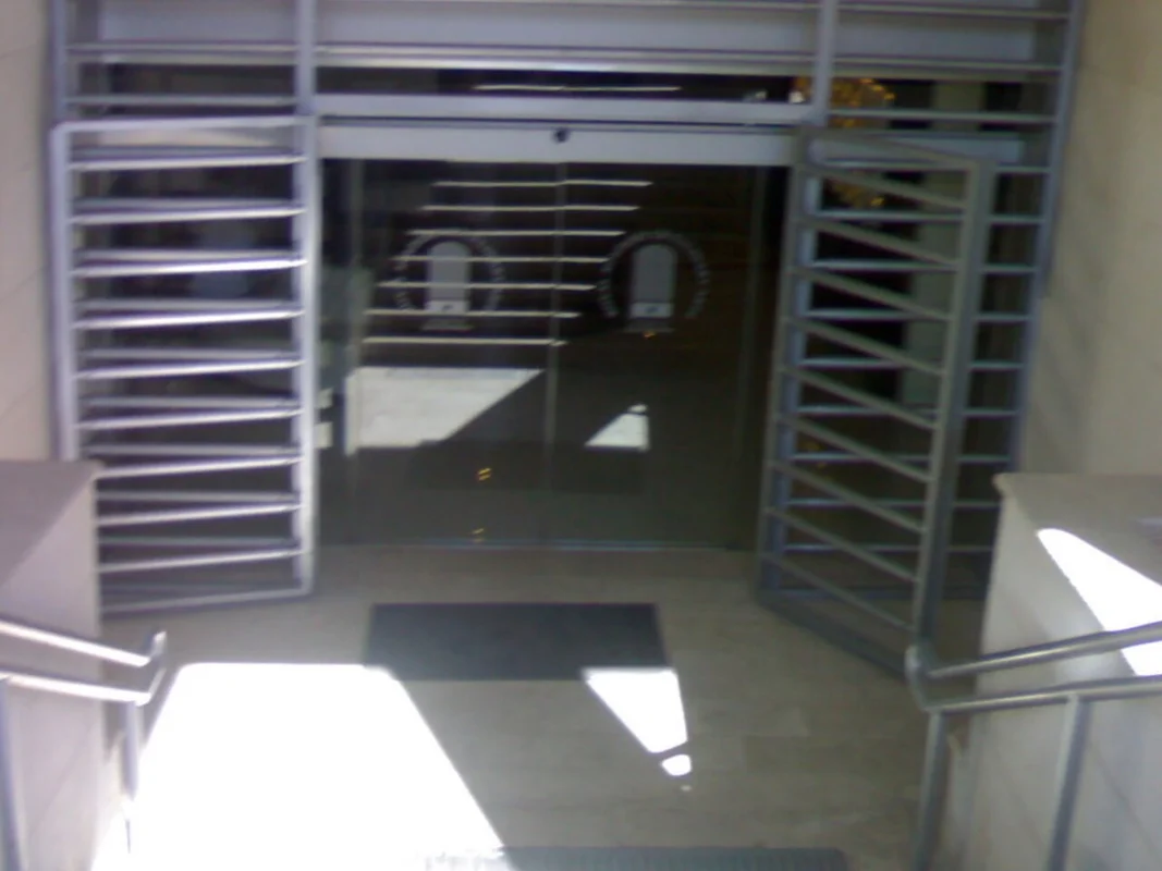 Красочный граффити-рисунок на стене промышленного здания Зют-Квартала