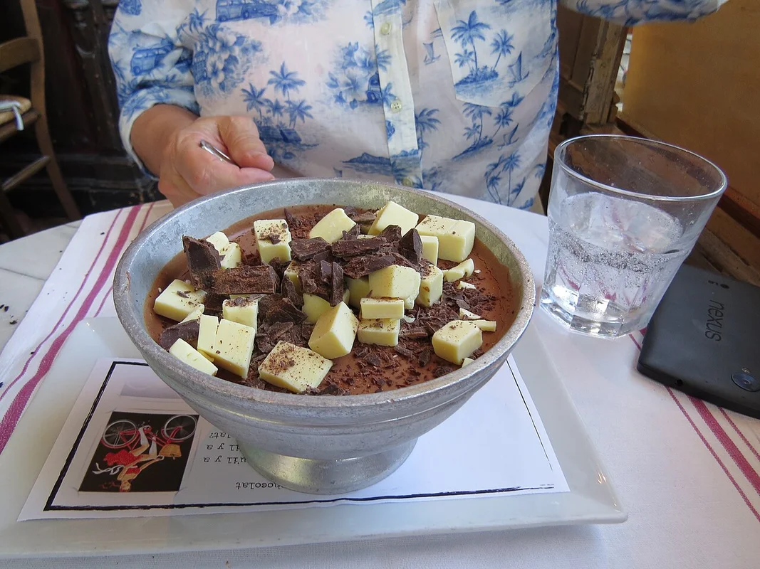 Мастер-шоколатье готовит пралине в музее Choco-Story в Брюгге