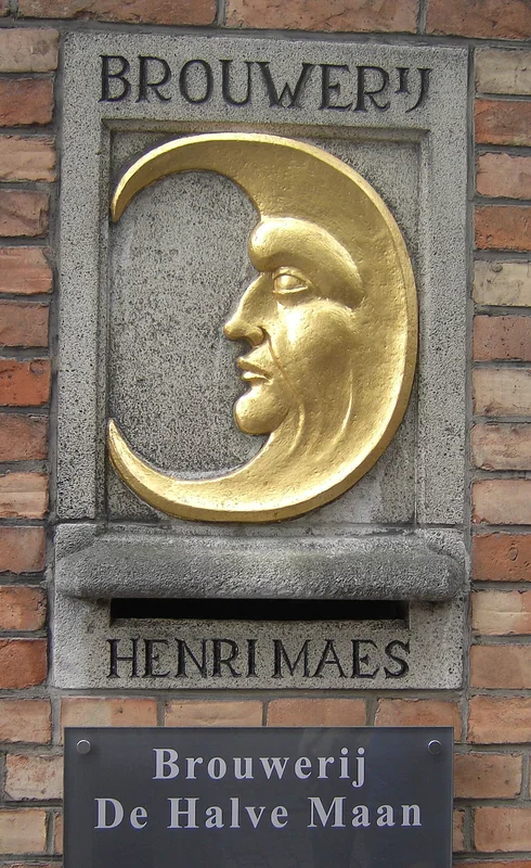 Пивоварня De Halve Maan в Брюгге зимой — вид с площади Walplein