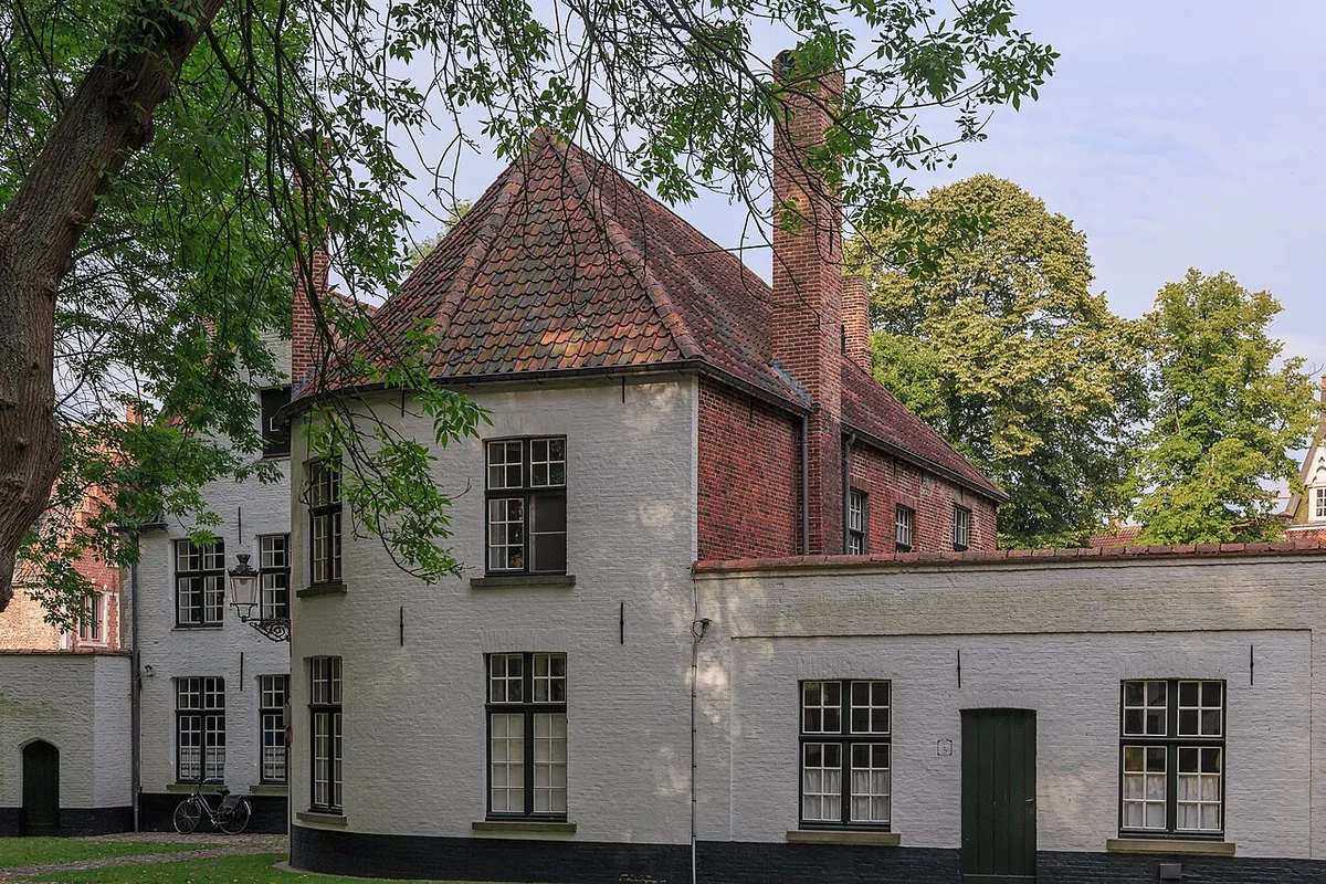 Рождественская ярмарка на Рыночной площади Брюгге с подсветкой и каруселью