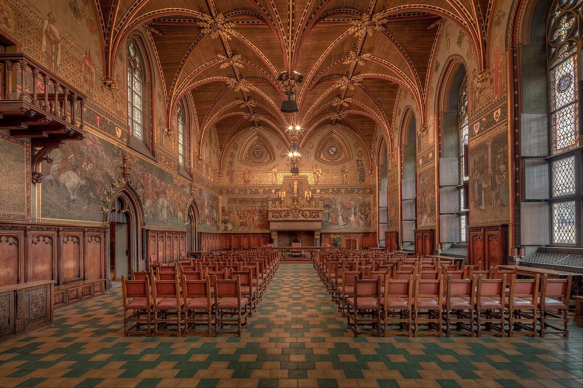 Зимнее утро на каналах Брюгге — туман и средневековые фасады