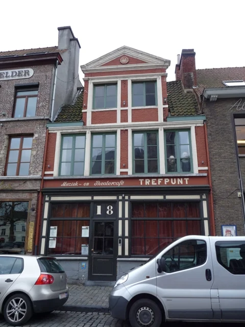 Площадь Святого Якоба в Генте заполнена людьми во время фестиваля