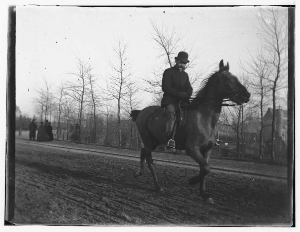 Ночная атмосфера на площади Vlasmarkt в Генте