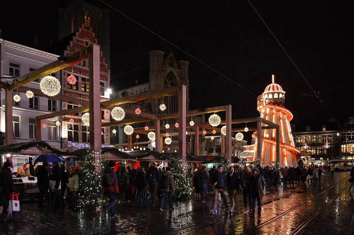 Площадь Korenmarkt в Генте с видом на собор Святого Николая