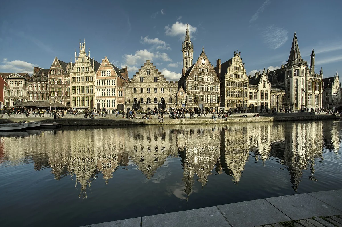 Средневековые дома вдоль набережной Граслей в Генте