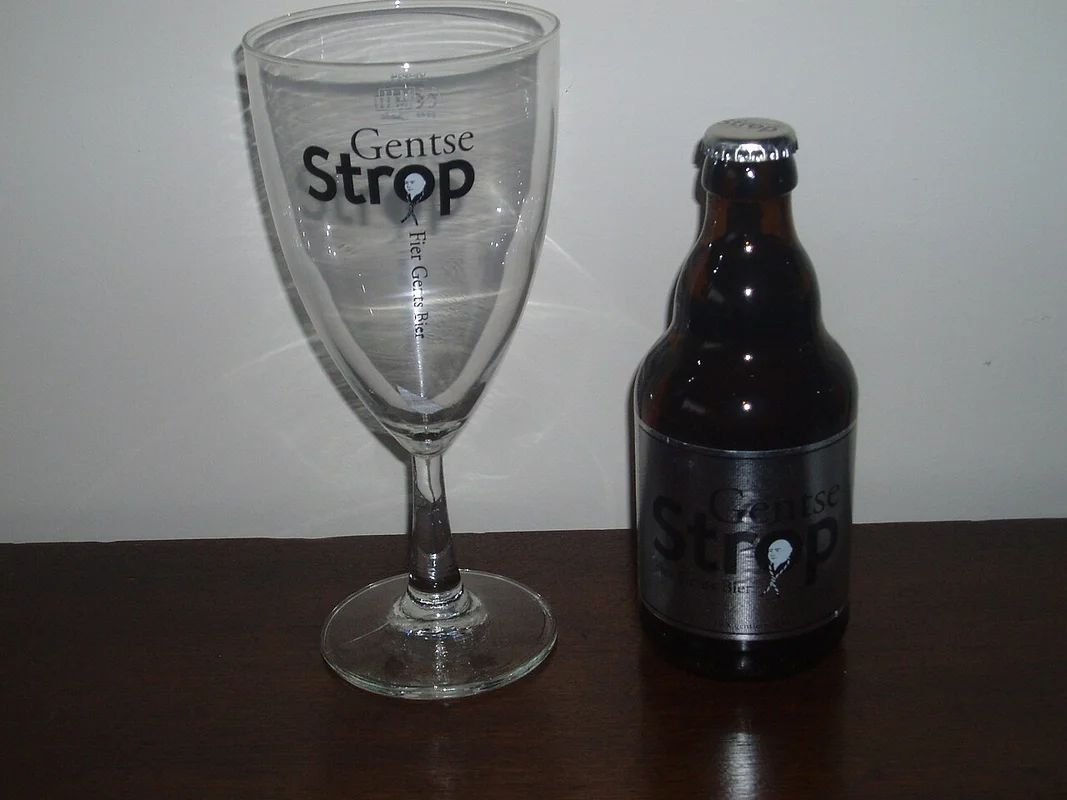 Уличные артисты выступают в историческом центре Гента