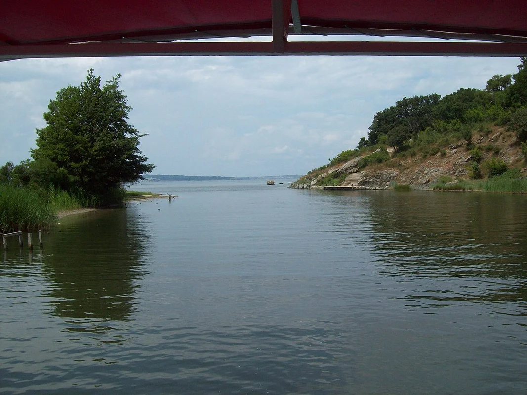 緑の岸辺に浮かぶロポタモ川の遊覧船」 loading=