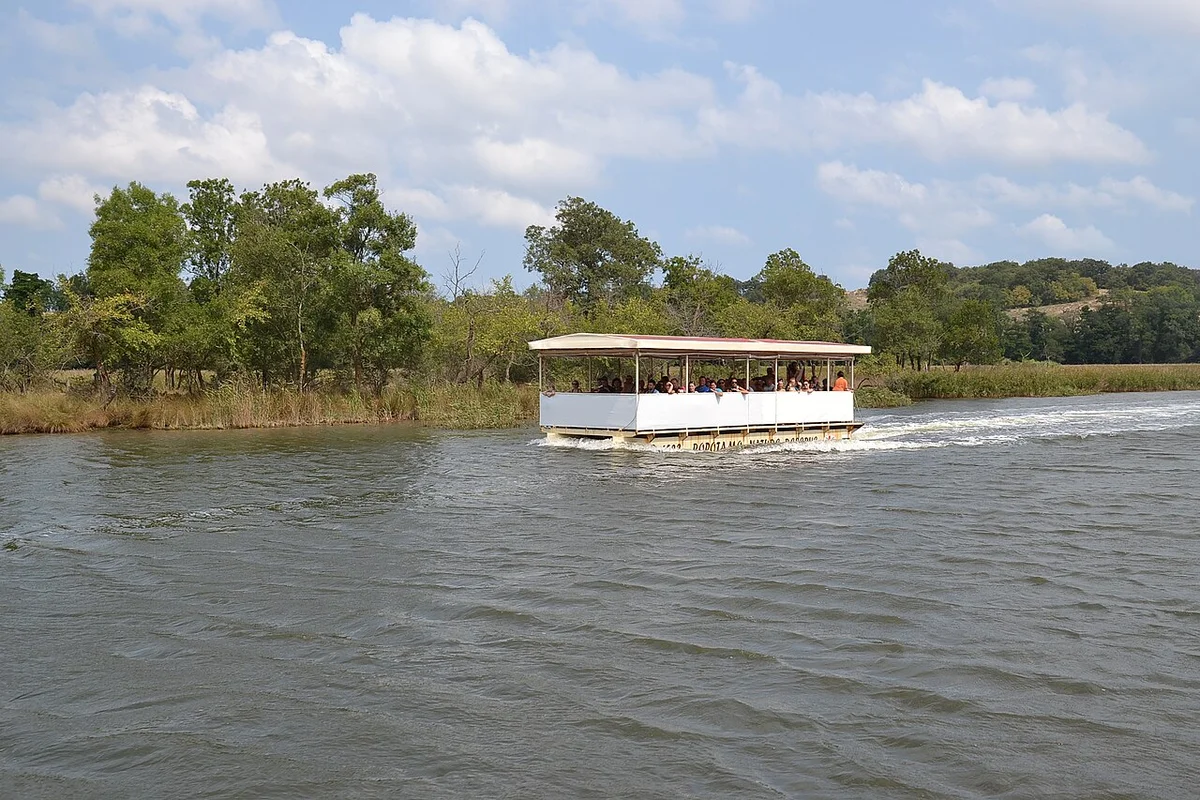 ロポタモ川の静かな湾に咲く白い水蓮」 loading=