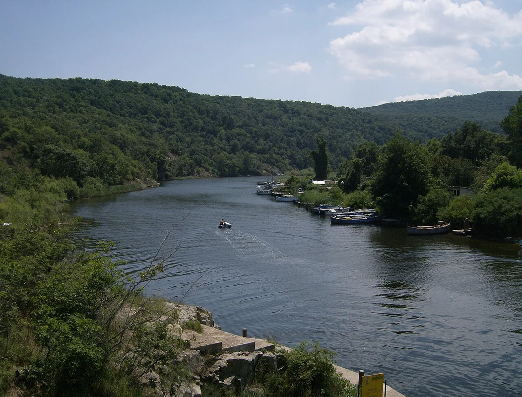 ロポタモ川の河口と黒海を見下ろす景色