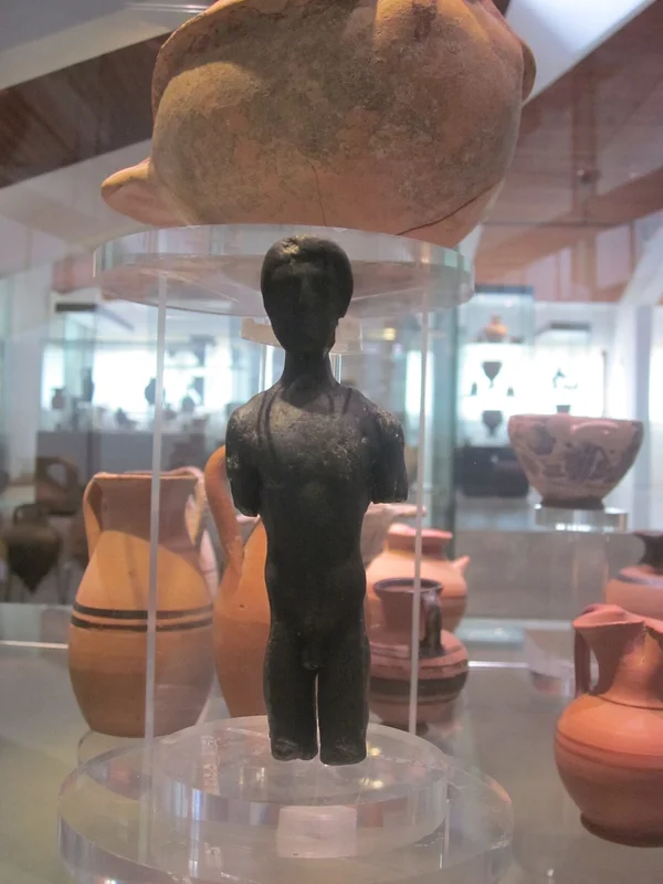 Восстановленная южная крепостная стена Созополя на фоне моря