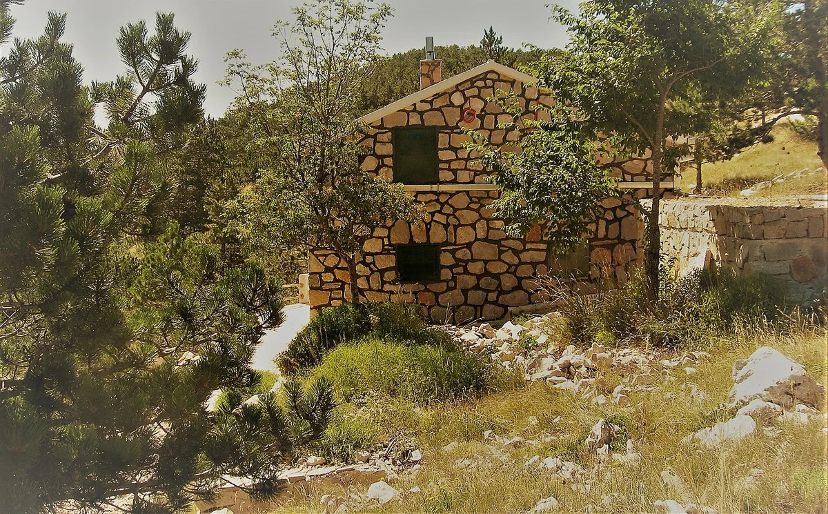 Tourists on the Skayvok platform, with the Adriatic Sea in the background at sunset