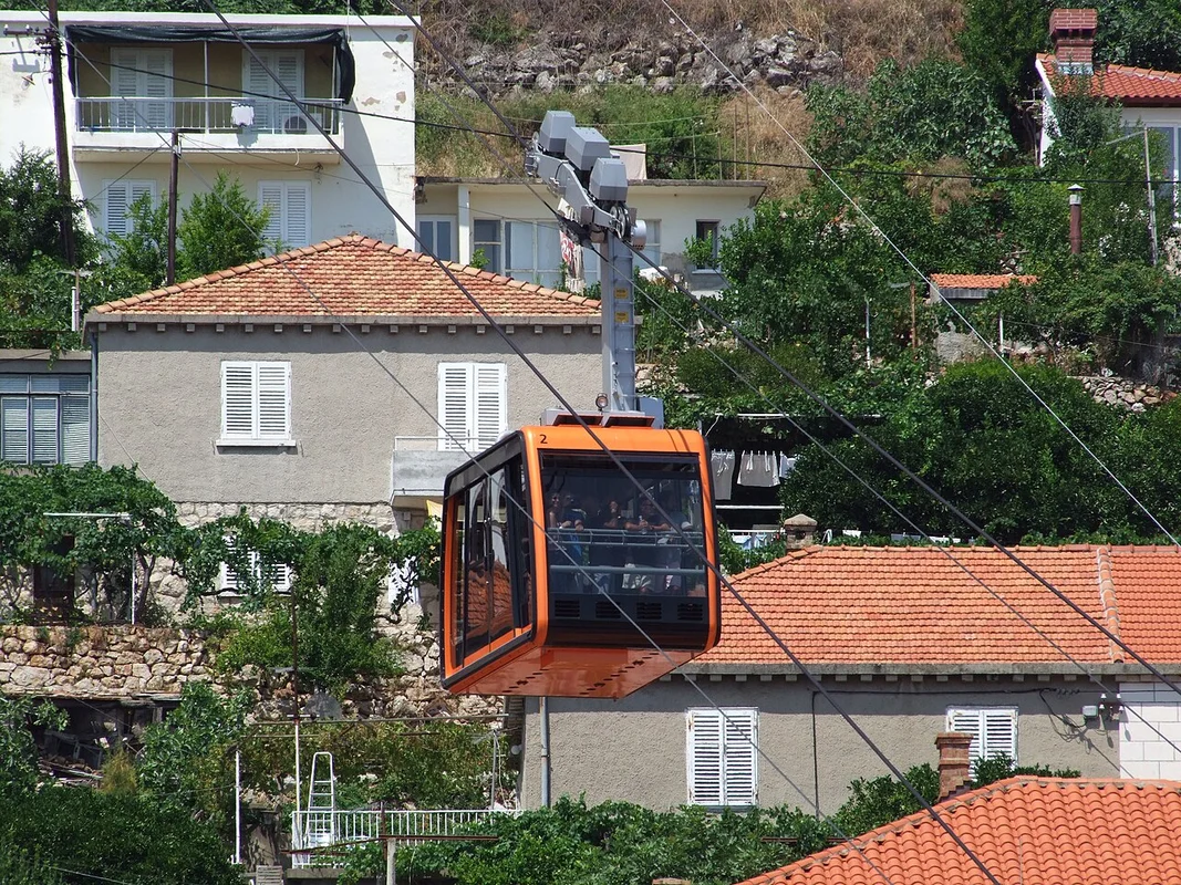 Die untere Station der Seilbahn Srđ befindet sich in der Nähe des alten Hafens von Dubrovnik