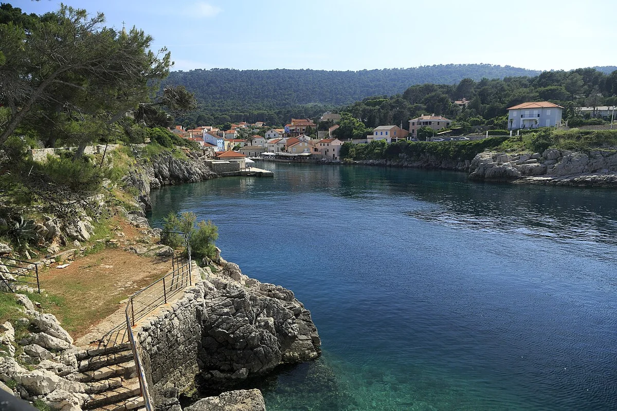 Le port de Veli Lošinj, avec des yachts et des bâtiments austro-hongrois sur le quai