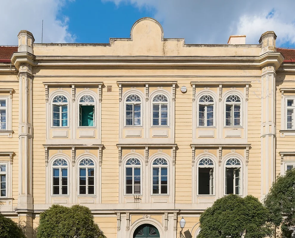 पुराने वाराज़दिन की संकरी, पत्थर से बनी गलियाँ एवं बारोक शैली के फ्रंट भाग