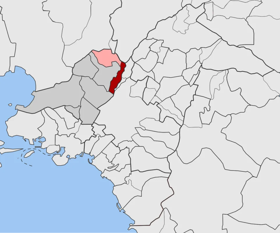 Biała kaplica Agioi Anargyroi na skraju klify Kap Greko