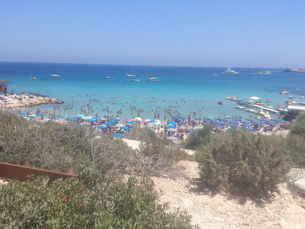 Plaż Konnos Bay – piaszczysta zatoka otoczona sosnami w pobliżu Kap Greko